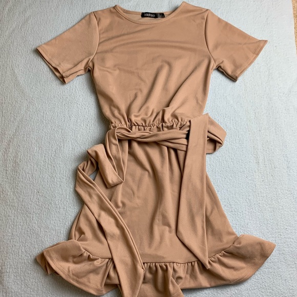 NWOT Boohoo crepe tie waist ruffle hem dress - Picture 1 of 5